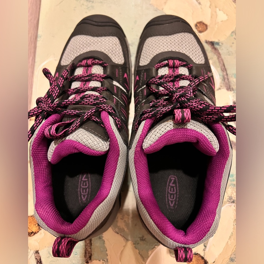 Keen: Black and Purple Hiking shoes in size 6.5. Pre-owned.